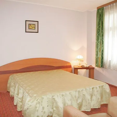 Отель Amphitryon 3*