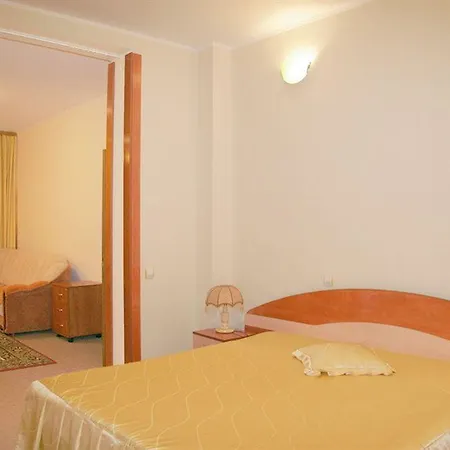Готель Amphitryon 3*